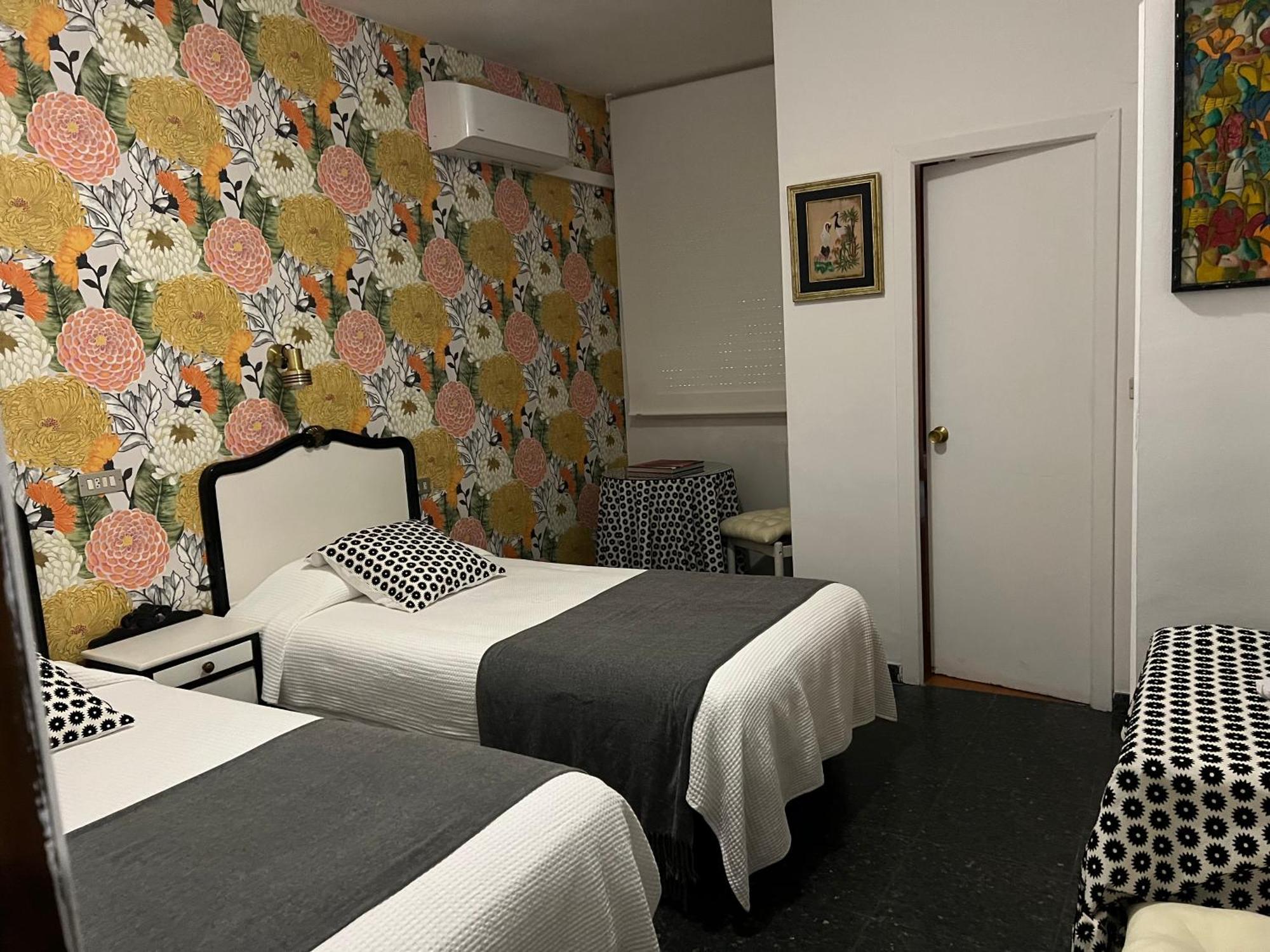 Hostal Pirineos بارباسترو المظهر الخارجي الصورة