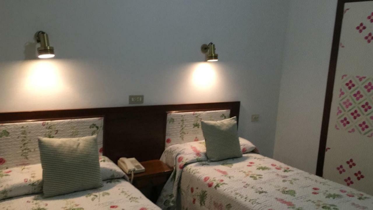 Hostal Pirineos بارباسترو المظهر الخارجي الصورة